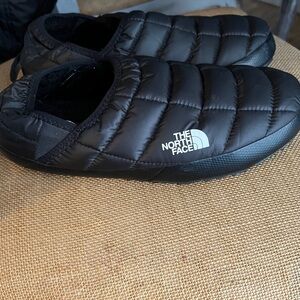 The North Face Black Thermoball  Women’s  Slippers Sz 11 like new